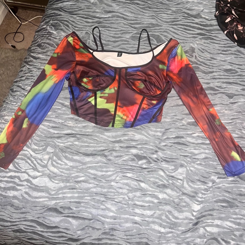 🔥sexy long sleeve crop top, great condition, gorgeous detail and colors